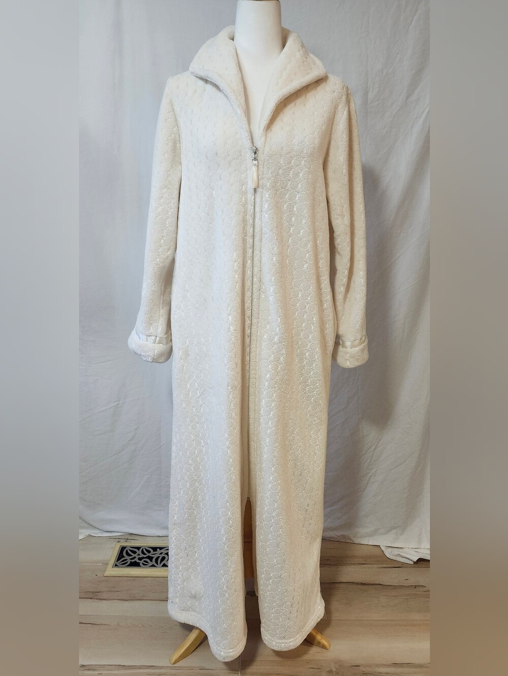 Oscar De La Renta Soft Cream Plush Zip Up Robe With Side Pockets.